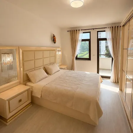 Vakantiehuis Spacious 4-bedroom Townhouse In Life