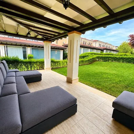Vakantiehuis Spacious 4-bedroom Townhouse In Life