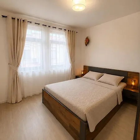 Vakantiehuis Spacious 4-bedroom Townhouse In Life