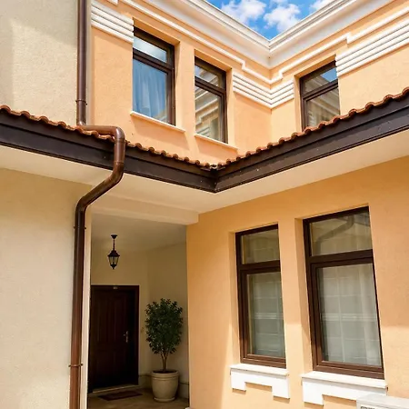 Vakantiehuis Spacious 4-bedroom Townhouse In Life